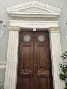 Progetto non parte: chiavi di casa su una porta, il legame che trattiene e va ascoltato