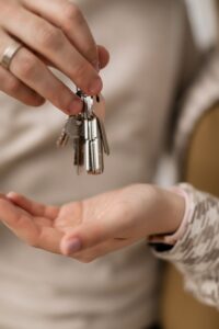 Bisogno di controllo: una mano che stringe le chiavi davanti alla porta di casa