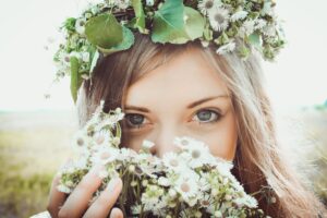 Legge dell'attrazione: donna serena con una corona di fiori, sei già abbastanza