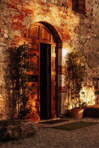 Giudicare gli altri: una porta aperta nel muro invisibile che ci separa da ciò che desideriamo
