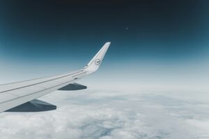 Rimedi paura di volare: ala d'aereo vista dal finestrino con il cielo sereno