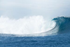 Sei l'onda o l'oceano: onda che si solleva sul mare calmo