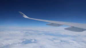 Paura della turbolenza: ala d'aereo tra le nuvole durante il volo
