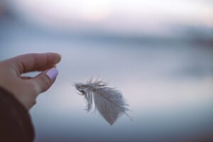 Come lasciare andare: una mano che lascia andare una piuma leggera